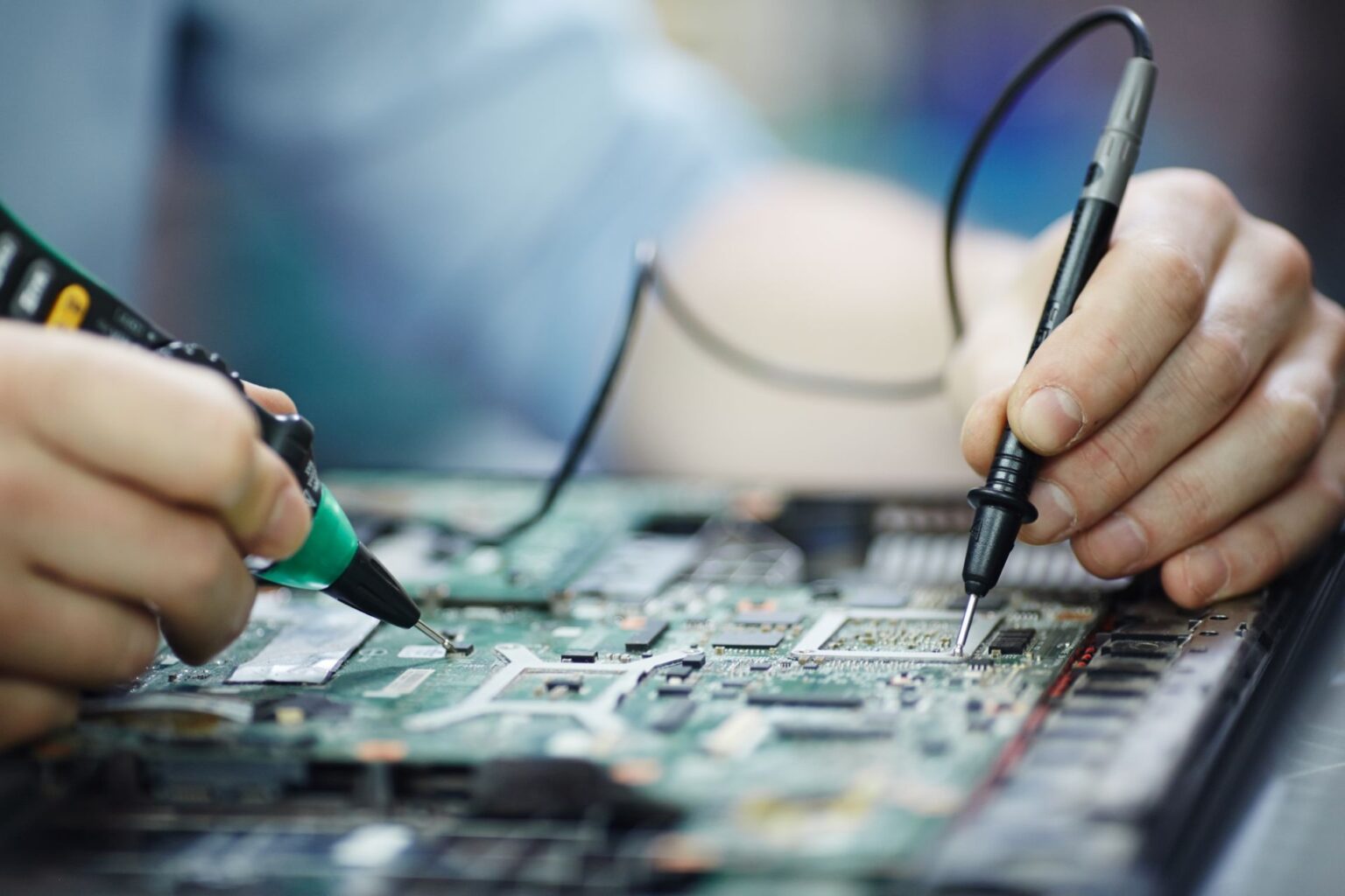 Elektronik ve haberleşme mühendisliği mezunu iş arayan genç bir mühendis