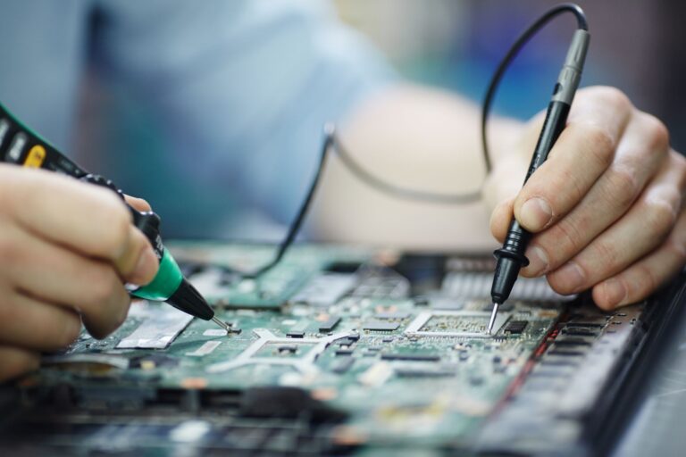 Elektronik ve haberleşme mühendisliği mezunu iş arayan genç bir mühendis
