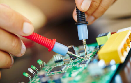 İş görüşmesi bekleyen elektronik ve haberleşme mühendisliği mezunu gençler