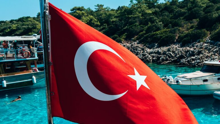 25 yeni il kurulacak iddiası doğru mu? Yanıltıcı çıktı Türk bayrağı yakın çekim – 25 yeni il kurulacak iddiası